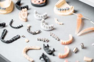 Artificial jaw models with dental implants